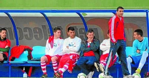 Antonio Serrato, técnico del Osuna, llegó a sacar a sus pupilos de los puestos de descenso durante varias jornadas. Antonio Serrato, técnico del Osuna, llegó a sacar a sus pupilos de los puestos de descenso durante varias jornadas.