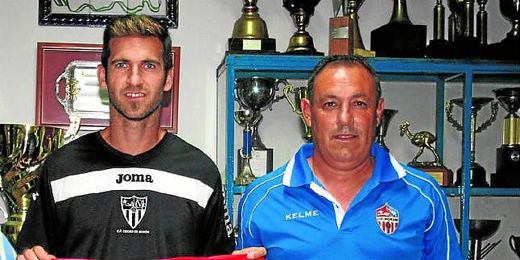 Pirri posa con Abel Segovia, uno de los jugadores que ha sido clave para el ascenso del Morón a Primera Andaluza. Pirri posa con Abel Segovia, uno de los jugadores que ha sido clave para el ascenso del Morón a Primera Andaluza.