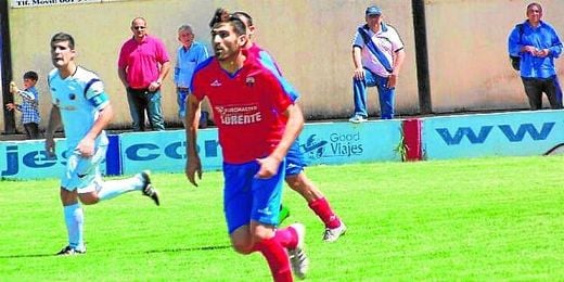 Moi, durante el partido Puebla-Triana donde anotó un gol el día de su debut. Moi, durante el partido Puebla-Triana donde anotó un gol el día de su debut.
