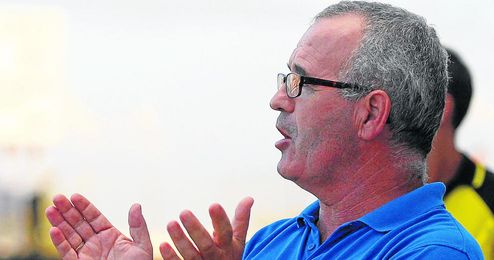 Eusebio Navarro, futurible entrenador del Mairena, dirigiéndose con gesto expresivo a sus jugadores. Eusebio Navarro, futurible entrenador del Mairena, dirigiéndose con gesto expresivo a sus jugadores.
