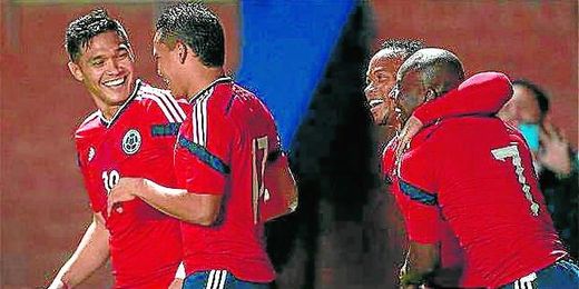 El sevillista Carlos Bacca, junto a sus compañeros de selección, durante un amistoso previo a Brasil 2014. El sevillista Carlos Bacca, junto a sus compañeros de selección, durante un amistoso previo a Brasil 2014.