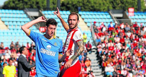 Aleix Vidal (Almería), junto a Pablo Sarabia (Getafe), durante un partido en el Coliseum de la temporada 14/15. Aleix Vidal (Almería), junto a Pablo Sarabia (Getafe), durante un partido en el Coliseum de la temporada 14/15.