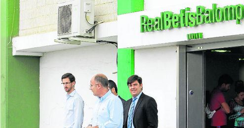 La comúnmente conocida como Puerta de Cristales, que pasaría a ser Puerta Sebastián Alabanda. La comúnmente conocida como Puerta de Cristales, que pasaría a ser Puerta Sebastián Alabanda.