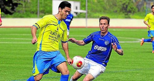 El central auriazul Isra interesa al Mairena; en la imagen, saca el balón jugado ante el capitán del Alcalá Gonzalo. El central auriazul Isra interesa al Mairena; en la imagen, saca el balón jugado ante el capitán del Alcalá Gonzalo.