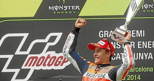 Marc Márquez celebra su triunfo en lo más alto del podio de Montmeló. Marc Márquez celebra su triunfo en lo más alto del podio de Montmeló.