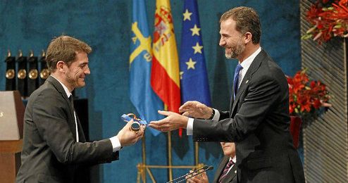 Iker Casillas recibiendo el Príncipe de Asturias en 2011 Iker Casillas recibiendo el Príncipe de Asturias en 2011