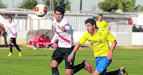 Israel Puerto ha jugado esta temporada en el filial sevillista, donde ha lucido el brazalete de capitán. Israel Puerto ha jugado esta temporada en el filial sevillista, donde ha lucido el brazalete de capitán.