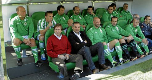 Cardeñosa, con chaleco rojo, en el banquillo del Villamarín. Cardeñosa, con chaleco rojo, en el banquillo del Villamarín.