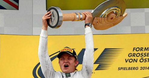 Rosberg levanta el trofeo del Gran Premio de Austria. Rosberg levanta el trofeo del Gran Premio de Austria.