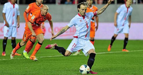 La salida de Rakitic obliga al Sevilla a buscar otro lanzador. La salida de Rakitic obliga al Sevilla a buscar otro lanzador.