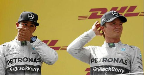Hamilton junto a su compañero de equipo Rosberg en el podio de Austria Hamilton junto a su compañero de equipo Rosberg en el podio de Austria