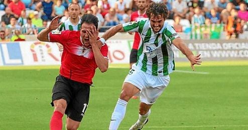 Fran Cruz pugna por el balón en el duelo de ´play off´ por el ascenso ante el Murcia. Fran Cruz pugna por el balón en el duelo de ´play off´ por el ascenso ante el Murcia.