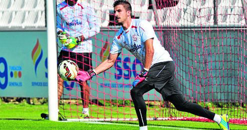 Javi Varas se entrena con el Sevilla Atlético mientras se negocia su rescisión de contrato en Nervión. Javi Varas se entrena con el Sevilla Atlético mientras se negocia su rescisión de contrato en Nervión.