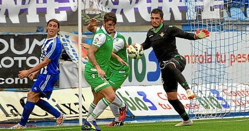 Piccini y Adán intentan hacerse con el balón bajo la mirada de Berrocal. Piccini y Adán intentan hacerse con el balón bajo la mirada de Berrocal.