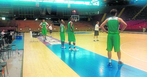 Jacob Pullen se ejercitó ayer en las instalaciones de San Pablo. Jacob Pullen se ejercitó ayer en las instalaciones de San Pablo.