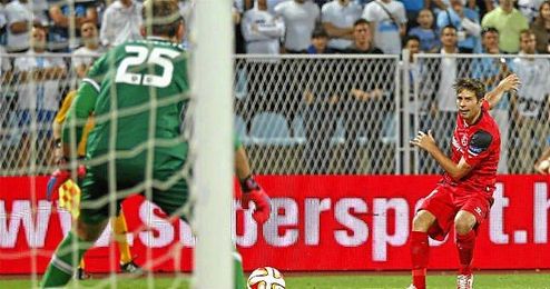 Coke dispara a puerta en el partido. Coke dispara a puerta en el partido.