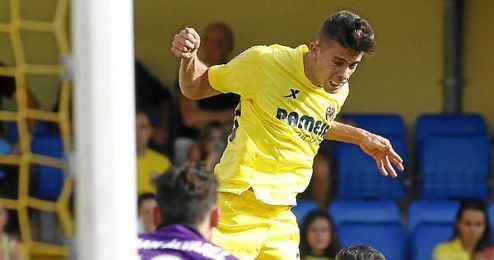 Gabriel intenta rematar de cabeza ante el guardameta del Rayo. Gabriel intenta rematar de cabeza ante el guardameta del Rayo.