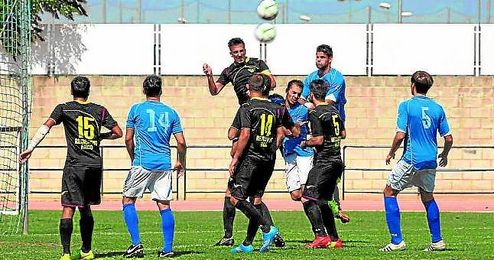 El mediocentro despeja un balón en una acción defensiva en el partido ante el San José del pasado domingo. El mediocentro despeja un balón en una acción defensiva en el partido ante el San José del pasado domingo.