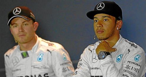 Lewis Hamilton acompañado de su compañero de equipo, Nico Rosberg. Lewis Hamilton acompañado de su compañero de equipo, Nico Rosberg.