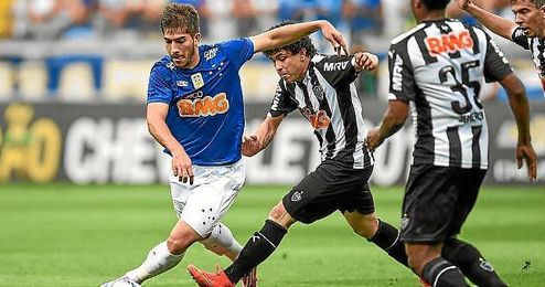 Pese a que el Madrid piensa en él como recambio de Khedira, Silva es más similar a Xabi, salvando las diferencias. Pese a que el Madrid piensa en él como recambio de Khedira, Silva es más similar a Xabi, salvando las diferencias.