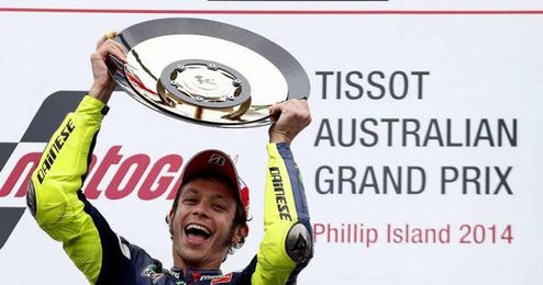 Rossi levanta el trofeo que le acredita como ganador en Australia. Rossi levanta el trofeo que le acredita como ganador en Australia.
