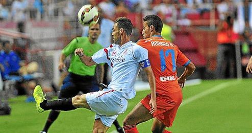 Fernando Navarro ante el Valencia. Fernando Navarro ante el Valencia.