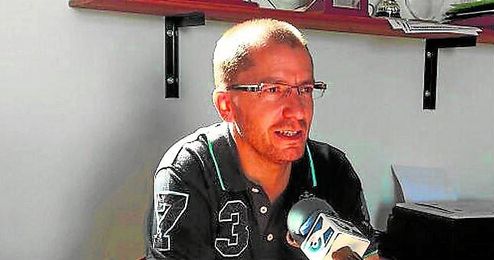 El entrenador del Gerena, José Juan Romero, atiende a los medios tras el Gerena-Conil del domingo. El entrenador del Gerena, José Juan Romero, atiende a los medios tras el Gerena-Conil del domingo.