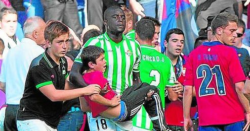 N´Diaye rescató al joven de 9 años Ibai Cadena del tumulto generado por el derrumbe. N´Diaye rescató al joven de 9 años Ibai Cadena del tumulto generado por el derrumbe.