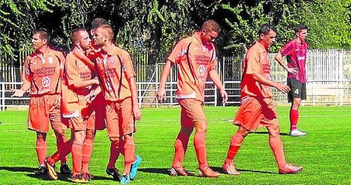 El equipo dirigido por Martínez Gámez celebra un tanto ante el Triana. El equipo dirigido por Martínez Gámez celebra un tanto ante el Triana.