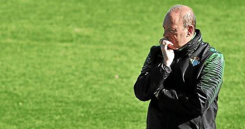 Pepe Mel, pensativo en un entrenamiento verdiblanco. Pepe Mel, pensativo en un entrenamiento verdiblanco.