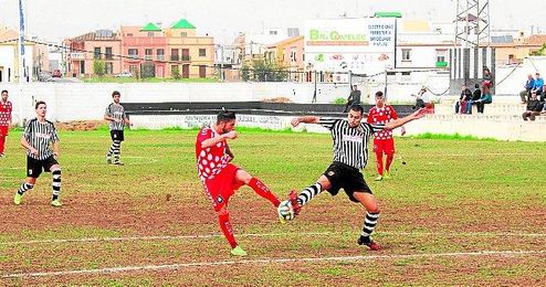Afonso pugna el esférico en un lance del Mairena-Recreativo B. Afonso pugna el esférico en un lance del Mairena-Recreativo B.
