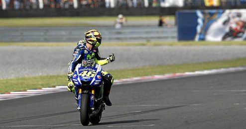 Rossi, tras pasar línea de meta. Rossi, tras pasar línea de meta.