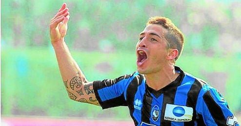 Carlos Carmona celebra un gol con la elástica del Atalanta Carlos Carmona celebra un gol con la elástica del Atalanta