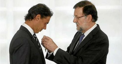 Rajoy le entrega la medalla a Nadal. Rajoy le entrega la medalla a Nadal.