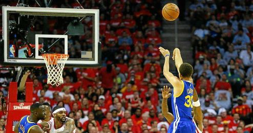 Curry pone a los Warriors a un triunfo de las Finales de 