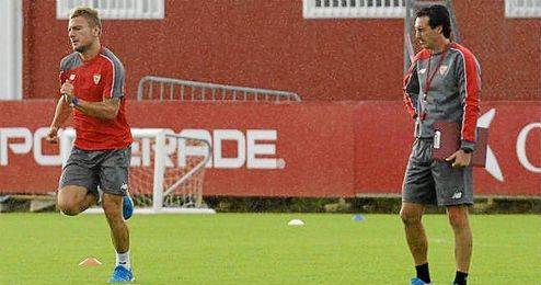 Emery observa a Immobile durante un entrenamiento. Emery observa a Immobile durante un entrenamiento.