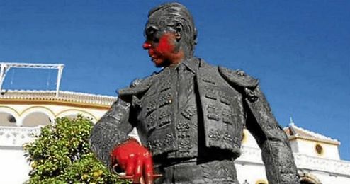 Así quedó la escultura de Curro Romero tras ser pintada. Así quedó la escultura de Curro Romero tras ser pintada.