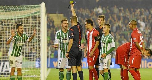 Joaquín protesta por la amarilla que vio Ceballos en el derbi. Joaquín protesta por la amarilla que vio Ceballos en el derbi.