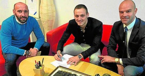 Andrija Vukcevic posa junto a Monchi e Igor Gluscevic durante la firma de su contrato. Andrija Vukcevic posa junto a Monchi e Igor Gluscevic durante la firma de su contrato.