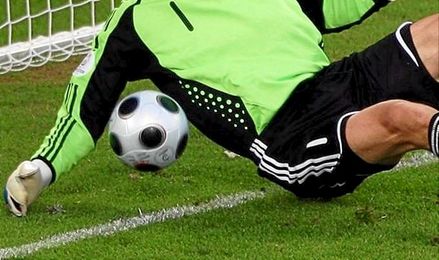 La tecnología ayudará a saber si el balón rebasa o no completamente la línea de gol. La tecnología ayudará a saber si el balón rebasa o no completamente la línea de gol.