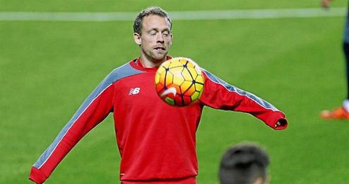 Krohn-Dehli, durante un entrenamiento en el Sánchez Pizjuán. Krohn-Dehli, durante un entrenamiento en el Sánchez Pizjuán.