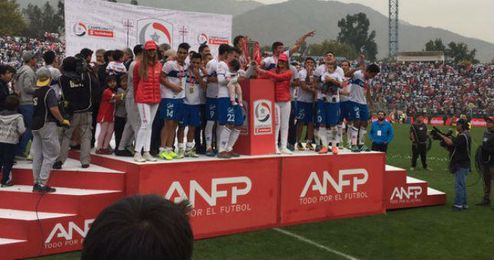 Los jugadores de la UC celebran el triunfo. Los jugadores de la UC celebran el triunfo.