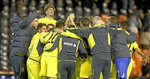 Los jugadores del Villarreal celebran la clasificación. Los jugadores del Villarreal celebran la clasificación.