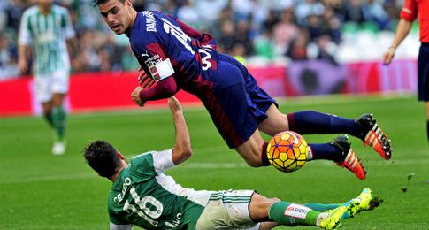 Imagen de un duelo entre Betis y Eibar. Imagen de un duelo entre Betis y Eibar.