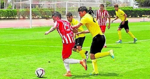 David Carmona persigue a un rival almeriense. David Carmona persigue a un rival almeriense.