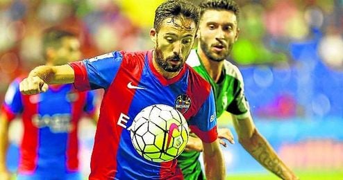 José Luis Morales ha destacado esta temporada pese al descenso del Levante. José Luis Morales ha destacado esta temporada pese al descenso del Levante.