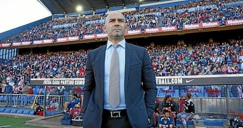 Paco Jémez se queda como opción para el banquillo verdiblanco. Paco Jémez se queda como opción para el banquillo verdiblanco.