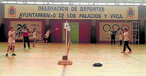 El Circuito Provincial de bádminton hizo vibrar a los más pequeños en Los Palacios y Villafranca. El Circuito Provincial de bádminton hizo vibrar a los más pequeños en Los Palacios y Villafranca.