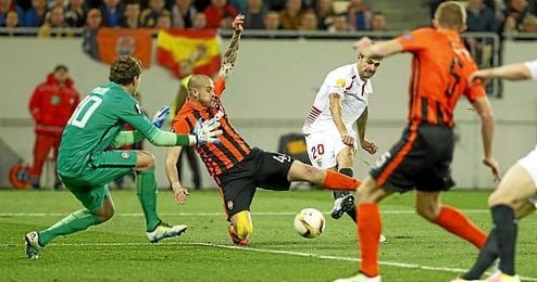 Vitolo tiene el puesto asegurado en uno de los costados, queda por saber quién ocupará el otro. Vitolo tiene el puesto asegurado en uno de los costados, queda por saber quién ocupará el otro.