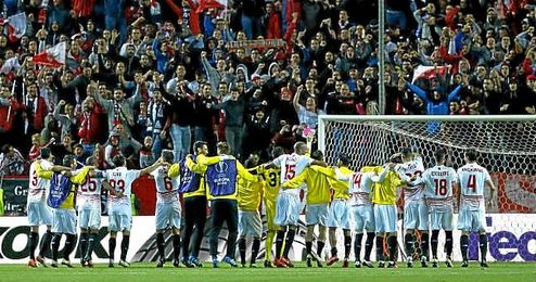 La plantilla del Sevilla, ante su afición tras el partido de ayer. La plantilla del Sevilla, ante su afición tras el partido de ayer.